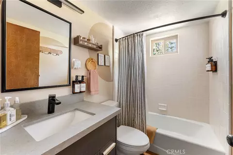 Bath - 1260 Yukon Ct, Lake Arrowhead, CA 92352 photo 2 of 2