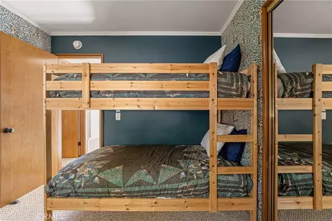 Bedroom - 1260 Yukon Ct, Lake Arrowhead, CA 92352 photo 9 of 13