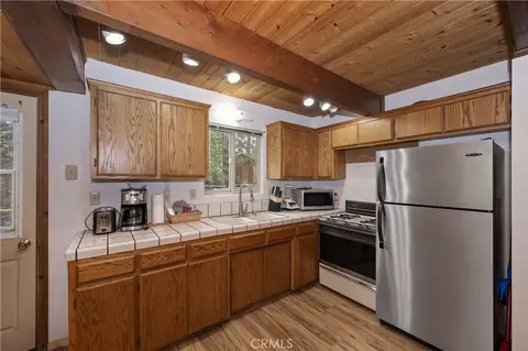 Kitchen - 718 Silver Tip, Big Bear Lake, CA 92315 photo 2 of 3
