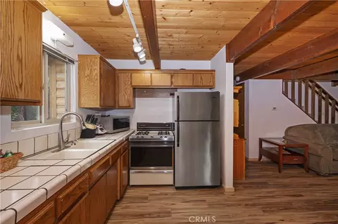 Kitchen - 718 Silver Tip, Big Bear Lake, CA 92315 photo 3 of 3