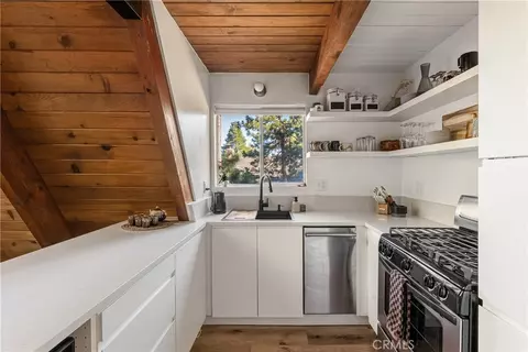 Kitchen - 1191 Scenic Way, Rimforest, CA 92378 photo 2 of 3