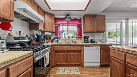 Kitchen - 17821 Deodar, Hesperia, CA 92345 photo 3 of 4