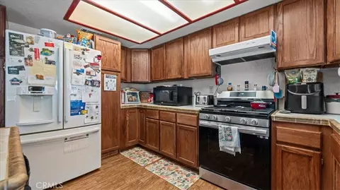 Kitchen - 17821 Deodar, Hesperia, CA 92345 photo 2 of 4