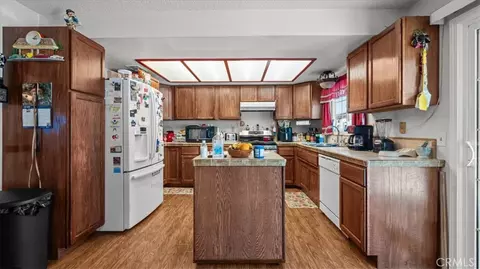 Kitchen - 17821 Deodar, Hesperia, CA 92345 photo 1 of 4