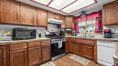 Kitchen - 17821 Deodar, Hesperia, CA 92345 photo 4 of 4