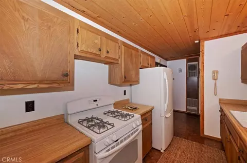 Kitchen - 753 Vista, Sugarloaf, CA 92386 photo 2 of 3