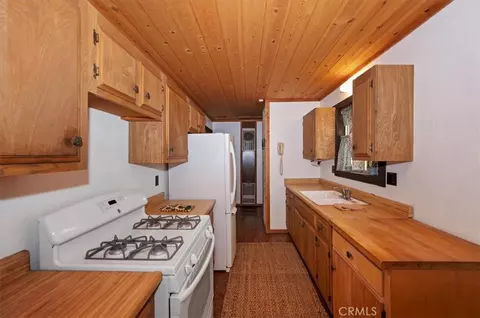 Kitchen - 753 Vista, Sugarloaf, CA 92386 photo 1 of 3