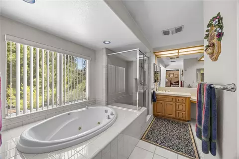 Bath - 2383 Hialeah Cir, Norco, CA 92860 photo 3 of 4
