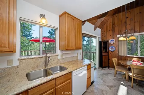 Kitchen - 750 Grass Vly, Lake Arrowhead, CA 92352 photo 3 of 3