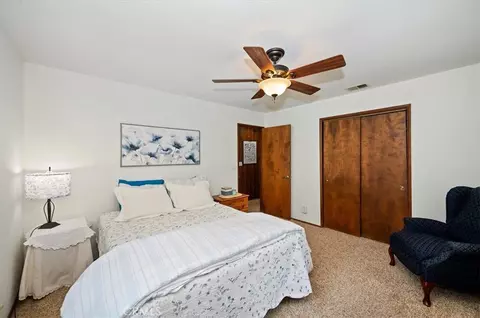 Bedroom - 750 Grass Vly, Lake Arrowhead, CA 92352 photo 4 of 9