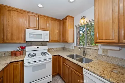 Kitchen - 750 Grass Vly, Lake Arrowhead, CA 92352 photo 2 of 3