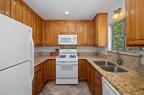Kitchen - 750 Grass Vly, Lake Arrowhead, CA 92352 photo 1 of 3