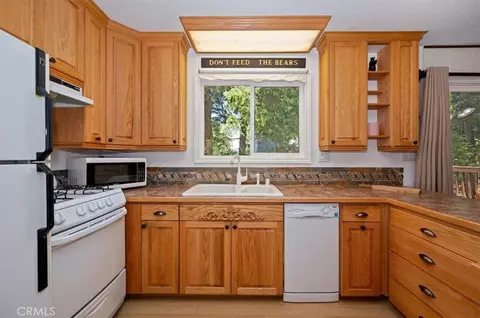 Kitchen - 515 View, Lake Arrowhead, CA 92352 photo 3 of 4