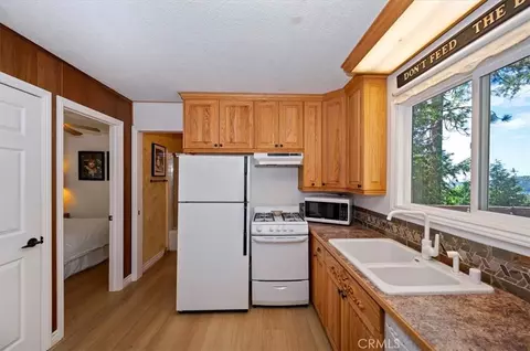 Kitchen - 515 View, Lake Arrowhead, CA 92352 photo 4 of 4
