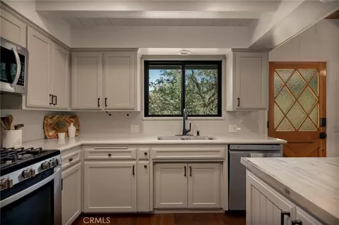 Kitchen - 374 Dunant, Crestline, CA 92325 photo 4 of 5