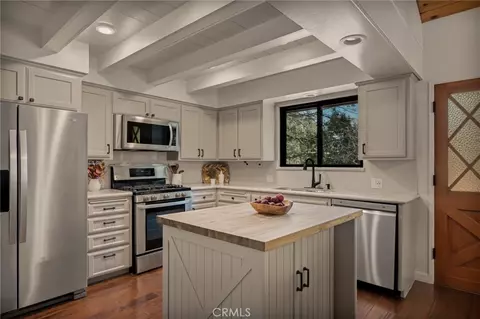 Kitchen - 374 Dunant, Crestline, CA 92325 photo 3 of 5