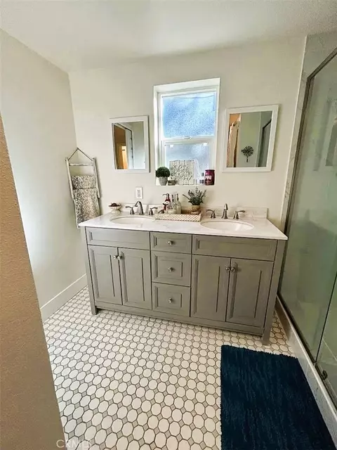 Bath - 1081 Apple Ave, Wrightwood, CA 92397 photo 2 of 3