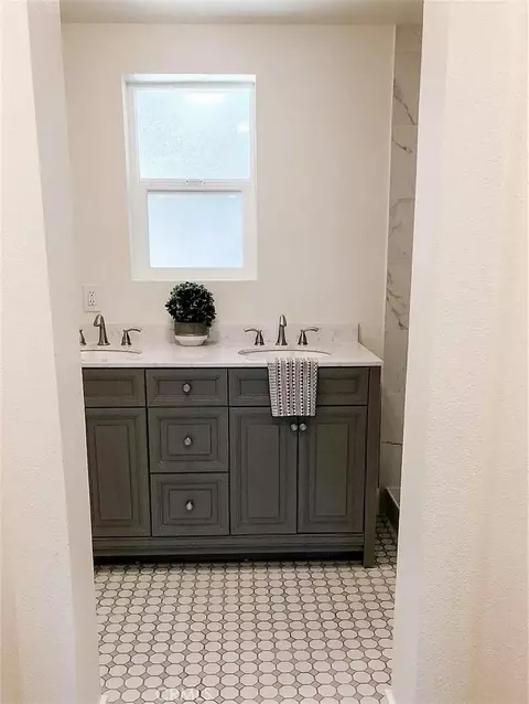Bath - 1081 Apple Ave, Wrightwood, CA 92397 photo 1 of 3