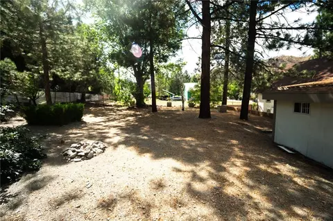 Exterior - 1081 Apple Ave, Wrightwood, CA 92397 photo 3 of 8