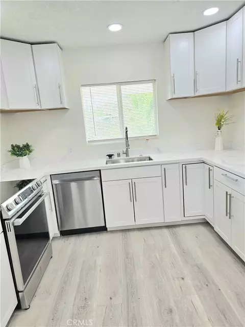 Kitchen - 20157 Chickasaw, Apple Valley, CA 92307 photo 2 of 5