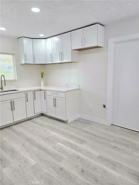 Kitchen - 20157 Chickasaw, Apple Valley, CA 92307 photo 4 of 5