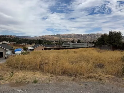 21105 Hillcrest Ct, Tehachapi, CA 93561 photo 2