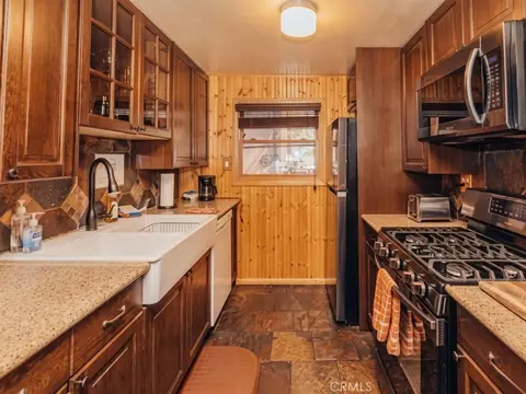 Kitchen - 437 Victoria Ln, Sugarloaf, CA 92386 photo 1 of 1