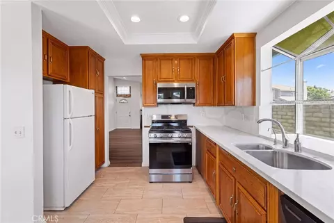Kitchen - 958 Falcon Vw, Upland, CA 91784 photo 7 of 7