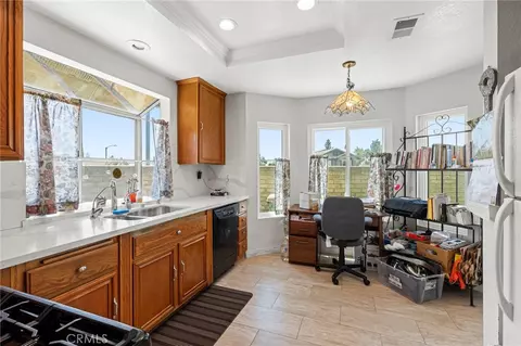 Kitchen - 958 Falcon Vw, Upland, CA 91784 photo 2 of 7