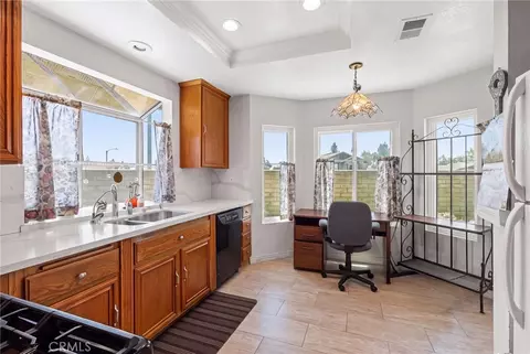 Kitchen - 958 Falcon Vw, Upland, CA 91784 photo 5 of 7