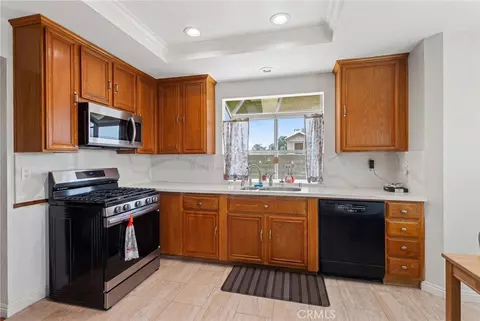 Kitchen - 958 Falcon Vw, Upland, CA 91784 photo 6 of 7