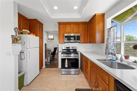 Kitchen - 958 Falcon Vw, Upland, CA 91784 photo 4 of 7