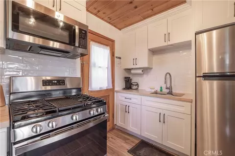Kitchen - 42855 Willow Ave, Big Bear Lake, CA 92315 photo 1 of 2