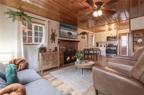Living - 42855 Willow Ave, Big Bear Lake, CA 92315 photo 2 of 4