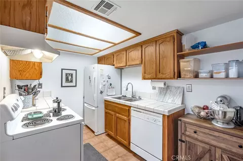 Kitchen - 19233 Elm, Apple Valley, CA 92308 photo 2 of 3