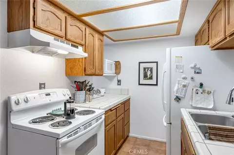 Kitchen - 19233 Elm, Apple Valley, CA 92308 photo 3 of 3