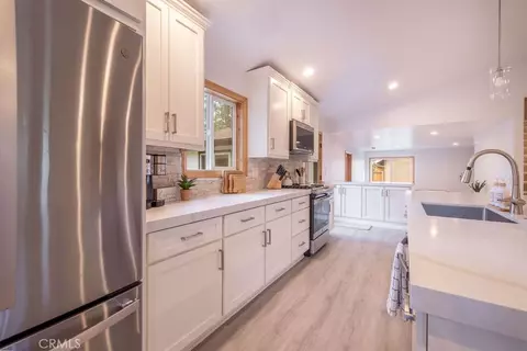 Kitchen - 352 Feldstrasse, Big Bear Lake, CA 92315 photo 4 of 4