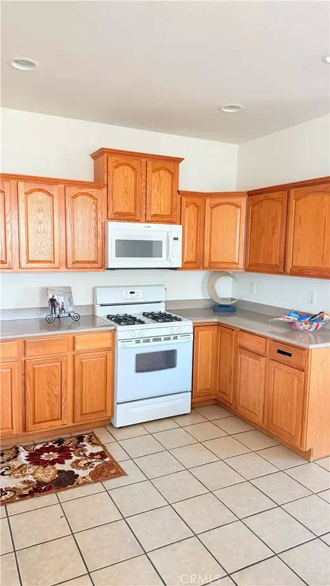 Kitchen - 1360 Savanna, Barstow, CA 92311 photo 1 of 1