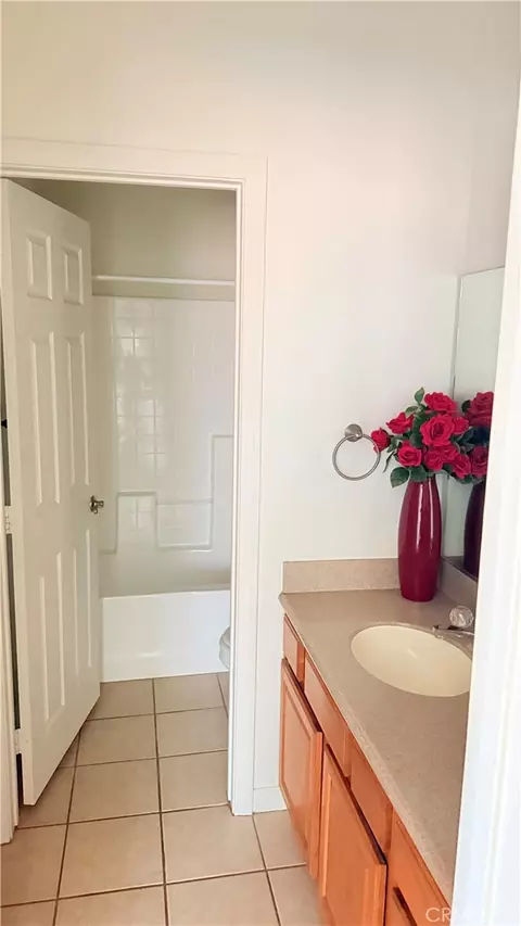 Bath - 1360 Savanna, Barstow, CA 92311 photo 1 of 1