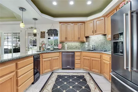 Kitchen - 10389 Walnut Grove Ct, Yucaipa, CA 92399 photo 5 of 6