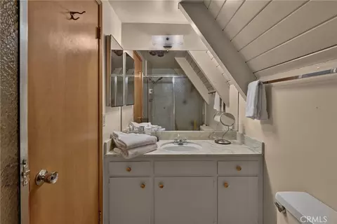 Bath - 815 Zurich Dr, Lake Arrowhead, CA 92352 photo 2 of 3