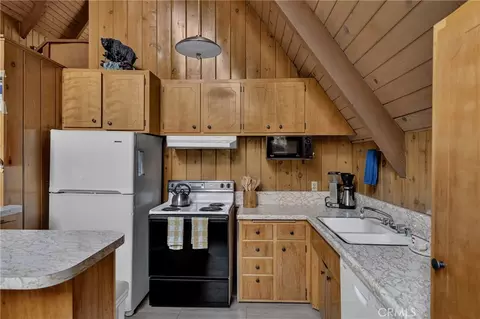 Kitchen - 815 Zurich Dr, Lake Arrowhead, CA 92352 photo 2 of 2
