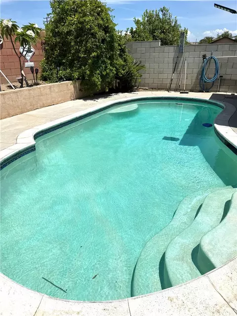 15184 Macadamia Ct, Fontana, CA 92335