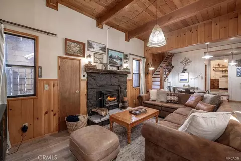 Living - 835 Jaybird Ln, Big Bear Lake, CA 92315 photo 2 of 6
