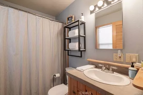 Bath - 835 Jaybird Ln, Big Bear Lake, CA 92315 photo 1 of 4