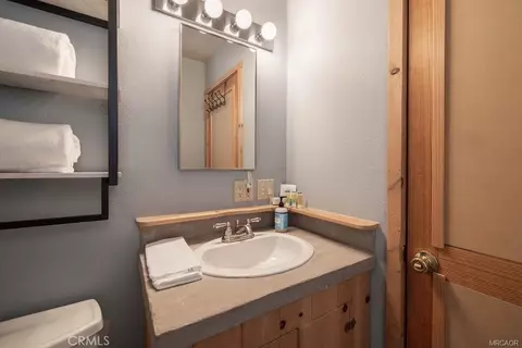 Bath - 835 Jaybird Ln, Big Bear Lake, CA 92315 photo 2 of 4
