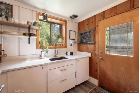 Kitchen - 835 Jaybird Ln, Big Bear Lake, CA 92315 photo 2 of 3