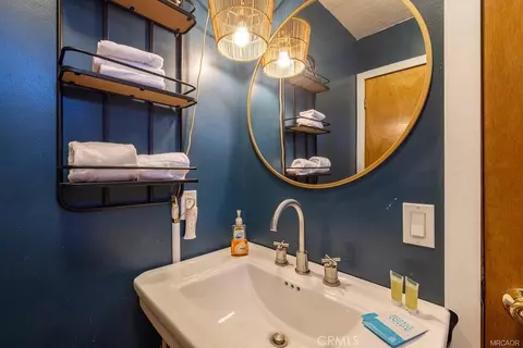Bath - 835 Jaybird Ln, Big Bear Lake, CA 92315 photo 3 of 4
