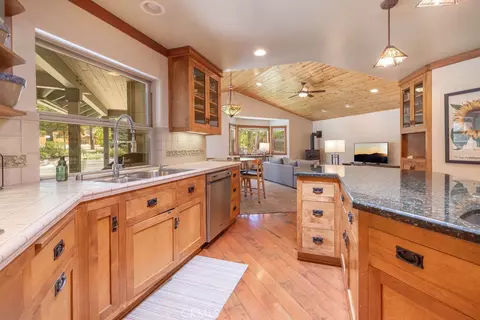 Kitchen - 155 Lodgepole, Big Bear Lake, CA 92315 photo 3 of 5