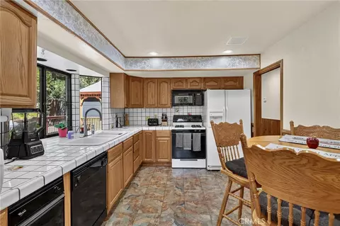 Kitchen - 27427 Pinewood, Lake Arrowhead, CA 92352 photo 2 of 2